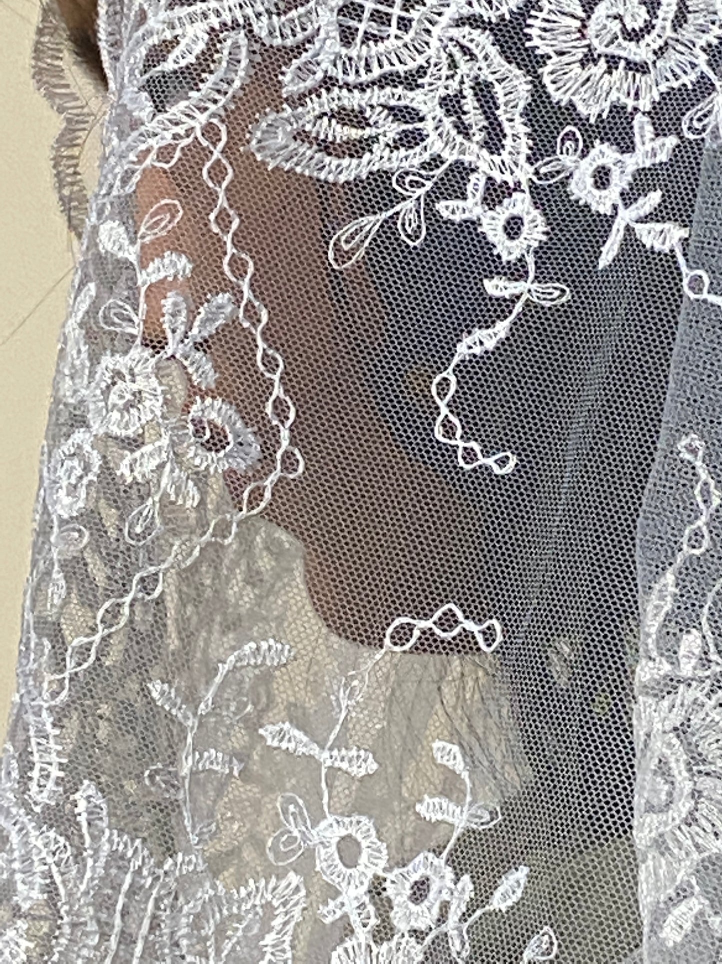 White Abanico Lace Mantilla Chapel Spanish Veil 51" - Unique Catholic Gifts