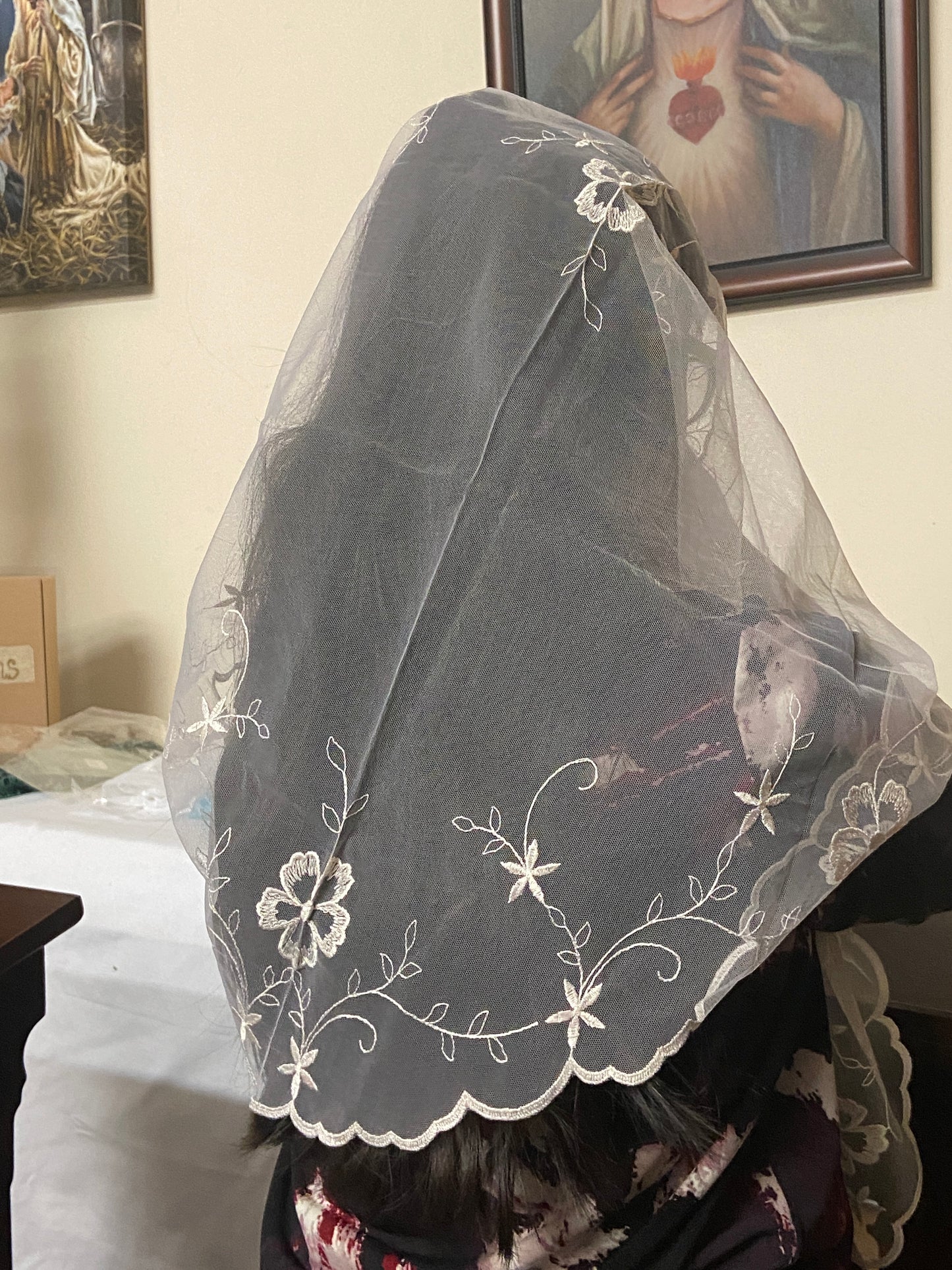 Ivory Daisy Lace Mantilla Chapel Spanish Veil 48" - Unique Catholic Gifts